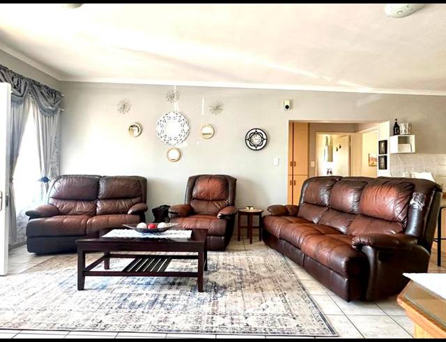 3 BEDROOM HOUSE FOR SALE IN BERGZICHT